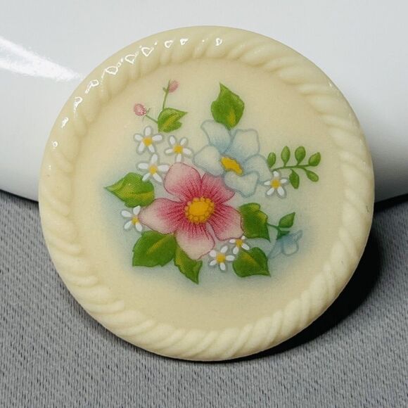 Avon Vintage Porcelain Floral Button Brooch Pin Cream White Pink Green Flower - Picture 1 of 7